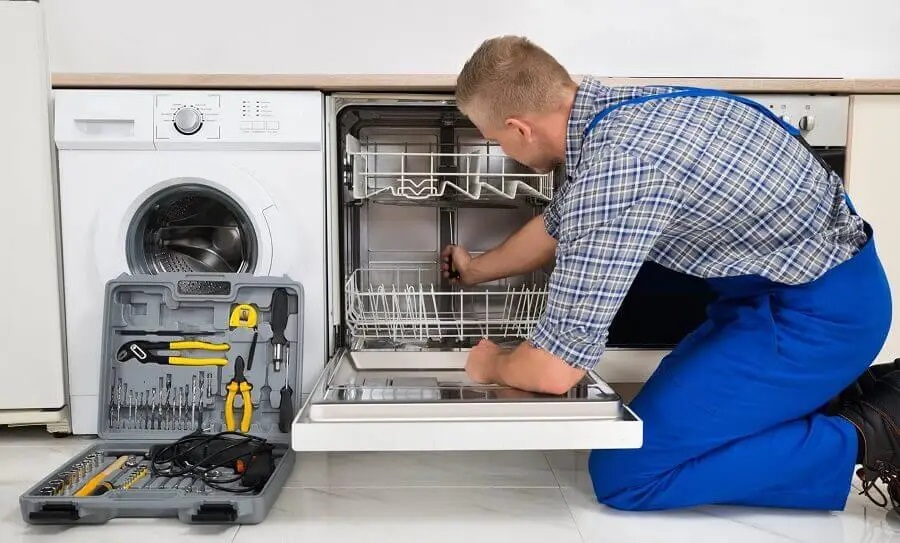 Çamlıdere Daikin servisi teknisyen ekibi beyaz eşya tamiri yaparken